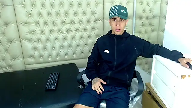 Snapshot of HollmanFronsh chatting on December 3, 2:19 am HollmanFronsh online show from December 3, 2:19 am