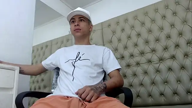 Snapshot of HollmanFronsh chatting on December 5, 2:42 am HollmanFronsh online show from December 5, 2:42 am