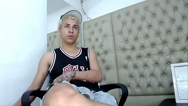 Snapshot of HollmanFronsh chatting on December 14, 2:28 am HollmanFronsh online show from December 14, 2:28 am