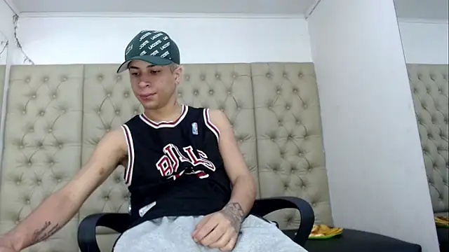 Snapshot of HollmanFronsh chatting on December 15, 2:49 am HollmanFronsh online show from December 15, 2:49 am