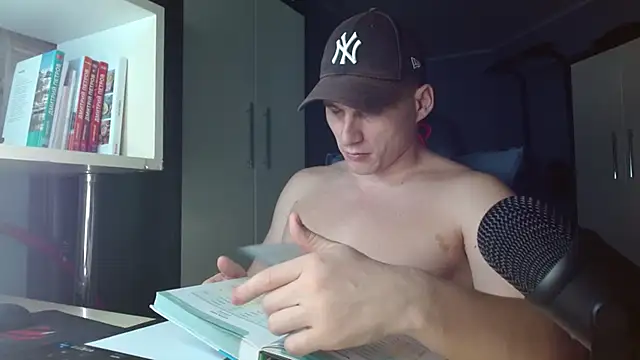 Snapshot of Poliglotjoe1 chatting on November 28, 6:54 pm Poliglotjoe1 online show from November 28, 6:54 pm