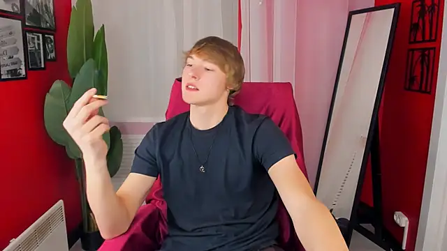 Snapshot of DonaldWoon chatting on November 24, 3:45 pm DonaldWoon online show from November 24, 3:45 pm