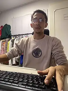 Snapshot of charlie_bass chatting on December 4, 7:28 am charlie bass online show from December 4, 7:28 am