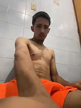 Snapshot of charlie_bass chatting on December 18, 4:24 pm charlie bass online show from December 18, 4:24 pm