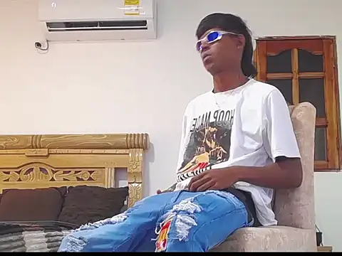 Snapshot of black_boy22_ chatting on December 4, 4:11 am black boy22 online show from December 4, 4:11 am