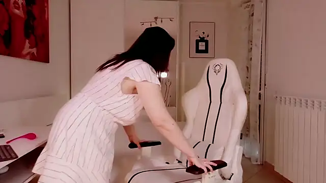 Snapshot of FlirtyFox_ chatting on February 1, 12:59 pm FlirtyFox online show from February 1, 12:59 pm