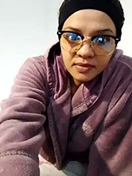 Snapshot of Cadence28 chatting on November 23, 4:23 am Cadence28 online show from November 23, 4:23 am