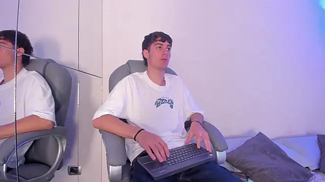 Snapshot of Emir_Ozan_ chatting on November 21, 11:31 am Emir Ozan online show from November 21, 11:31 am