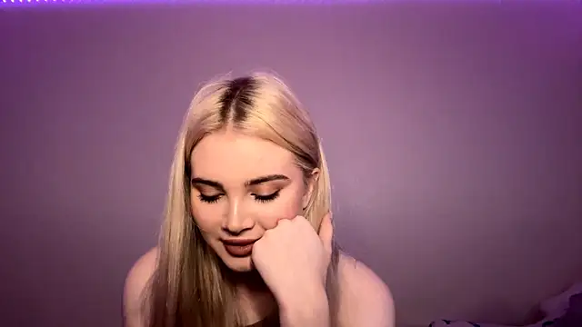 Snapshot of KarissaBoisse chatting on December 3, 2:04 pm KarissaBoisse online show from December 3, 2:04 pm