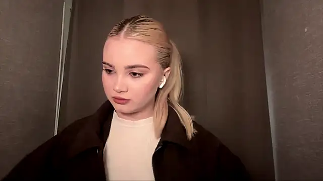 Snapshot of KarissaBoisse chatting on December 16, 1:05 pm KarissaBoisse online show from December 16, 1:05 pm