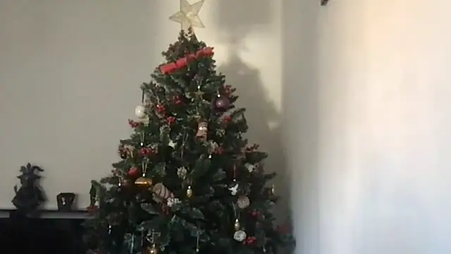 Snapshot of LittlemissjuicyJ chatting on December 2, 12:43 pm LittlemissjuicyJ online show from December 2, 12:43 pm