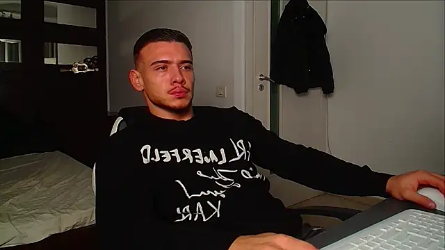 Snapshot of ElijahThorne chatting on November 29, 5:32 am ElijahThorne online show from November 29, 5:32 am