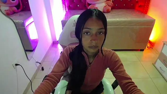 Snapshot of Aylanny_m chatting on December 2, 2:56 pm Aylanny m online show from December 2, 2:56 pm