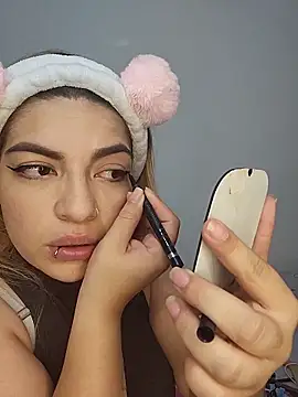 Snapshot of mila_curvy chatting on December 15, 5:34 am mila curvy online show from December 15, 5:34 am