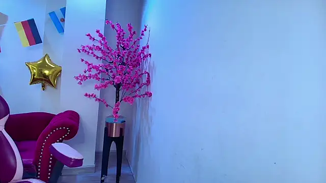 Snapshot of Emily_andrews chatting on June 18, 7:18 pm Emily andrews online show from June 18, 7:18 pm