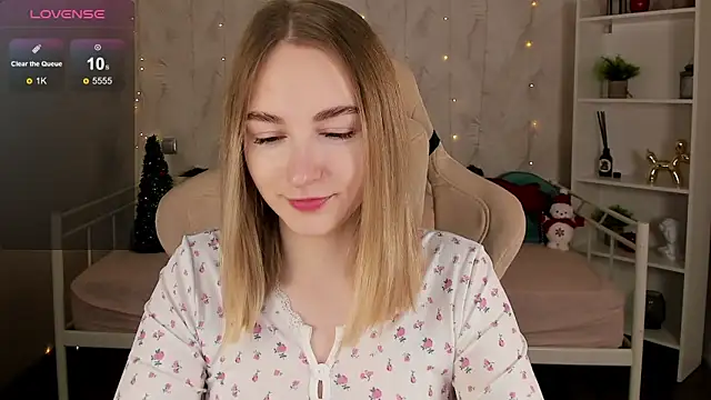 Snapshot of Shy_Polly chatting on December 16, 12:15 am Shy Polly online show from December 16, 12:15 am