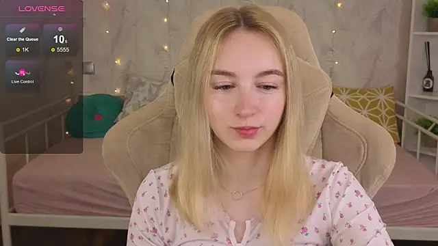 Snapshot of Shy_Polly chatting on June 12, 12:09 am Shy Polly online show from June 12, 12:09 am