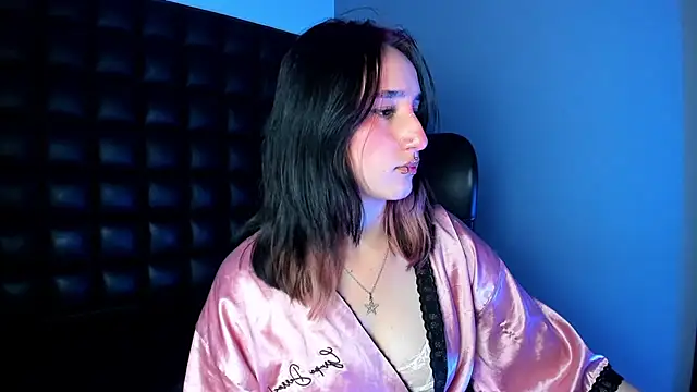 CharlotteStuart online show from April 30, 3:24 am