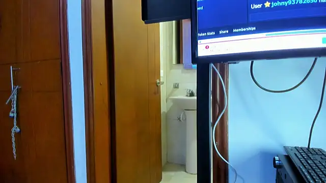 Snapshot of Bad_queen22 chatting on December 5, 4:10 am Bad queen22 online show from December 5, 4:10 am