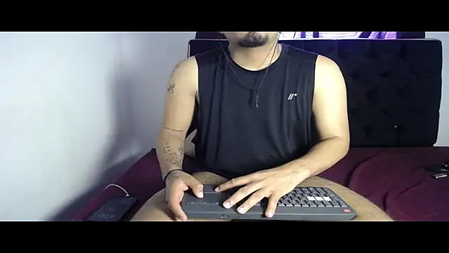 Snapshot of Henry_villa23 chatting on November 26, 1:01 pm Henry villa23 online show from November 26, 1:01 pm