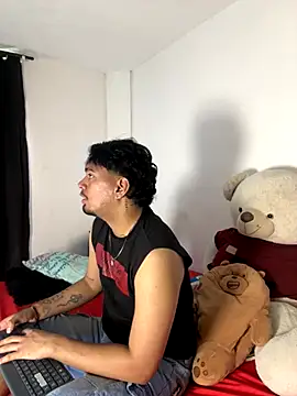 Snapshot of Henry_villa23 chatting on December 4, 3:43 pm Henry villa23 online show from December 4, 3:43 pm