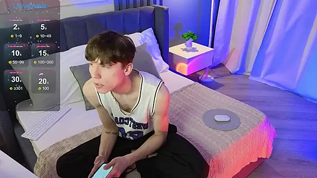 Snapshot of cuMte_boy chatting on November 24, 3:39 am cuMte boy online show from November 24, 3:39 am