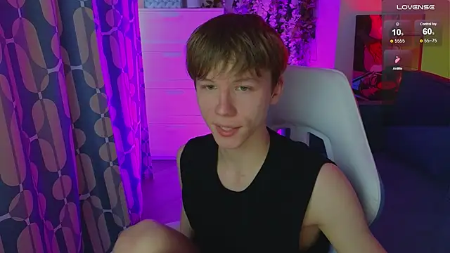 Snapshot of cuMte_boy chatting on June 5, 1:23 am cuMte boy online show from June 5, 1:23 am