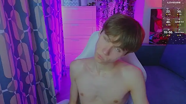 Snapshot of cuMte_boy chatting on June 6, 1:32 am cuMte boy online show from June 6, 1:32 am
