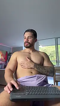 Snapshot of Valenthino_Salvatore chatting on May 22, 10:26 pm Valenthino Salvatore online show from May 22, 10:26 pm