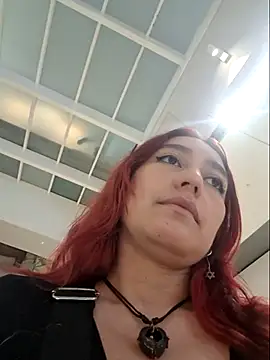 Snapshot of Eveeelyn25 chatting on December 4, 11:35 pm Eveeelyn25 online show from December 4, 11:35 pm