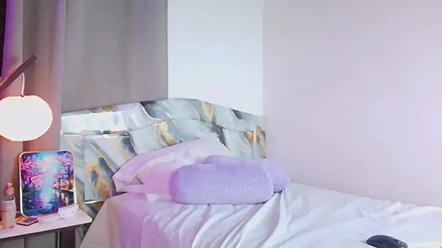 Snapshot of EmmaDembers chatting on December 2, 9:21 pm EmmaDembers online show from December 2, 9:21 pm