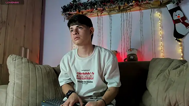 Snapshot of steveen_universe28 chatting on December 16, 1:10 am steveen universe28 online show from December 16, 1:10 am