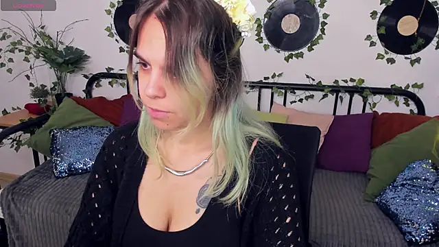 Snapshot of LiraBelle chatting on November 24, 3:28 am LiraBelle online show from November 24, 3:28 am