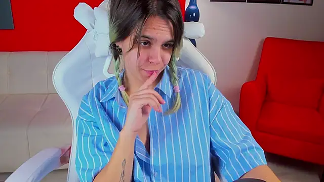 Snapshot of LiraBelle chatting on December 3, 5:26 am LiraBelle online show from December 3, 5:26 am