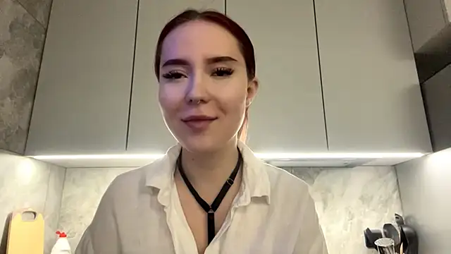 Snapshot of DaphineMckoy chatting on December 3, 5:37 am DaphineMckoy online show from December 3, 5:37 am