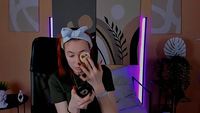 Snapshot of SierraHarper chatting on December 4, 7:50 am SierraHarper online show from December 4, 7:50 am