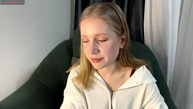 Snapshot of Alice_meow15 chatting on December 15, 8:24 pm Alice meow15 online show from December 15, 8:24 pm