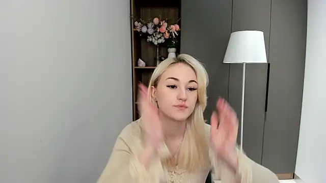 CandiRinebold online show from November 24, 6:57 am