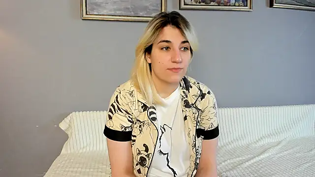 Snapshot of TideLunar chatting on December 15, 5:55 am TideLunar online show from December 15, 5:55 am