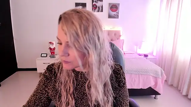 Snapshot of Violeta_Hotter chatting on December 15, 1:15 pm Violeta Hotter online show from December 15, 1:15 pm