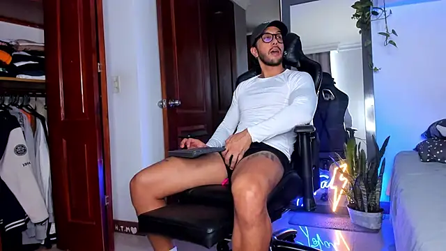 Snapshot of JotaCeliz chatting on December 13, 8:14 pm JotaCeliz online show from December 13, 8:14 pm