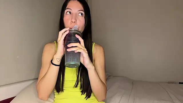 Snapshot of heyitsmia chatting on December 4, 12:53 am heyitsmia online show from December 4, 12:53 am