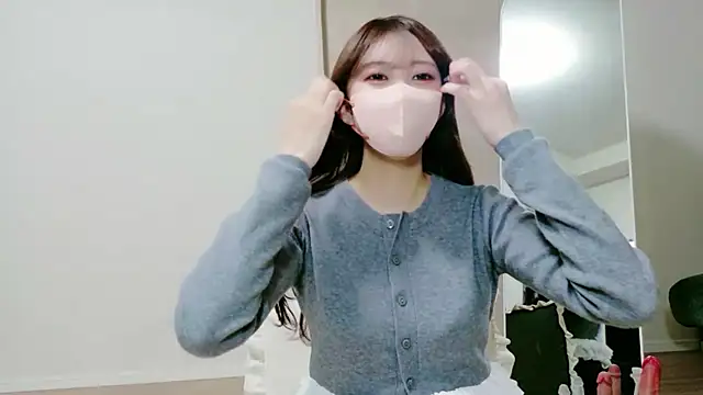 Snapshot of alicechan_v chatting on June 19, 11:25 am alicechan v online show from June 19, 11:25 am