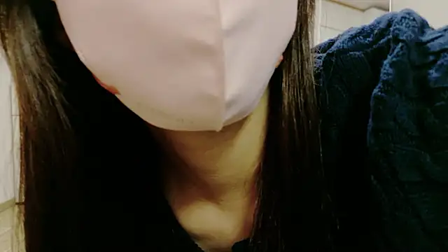 Snapshot of alicechan_v chatting on July 15, 11:37 am alicechan v online show from July 15, 11:37 am