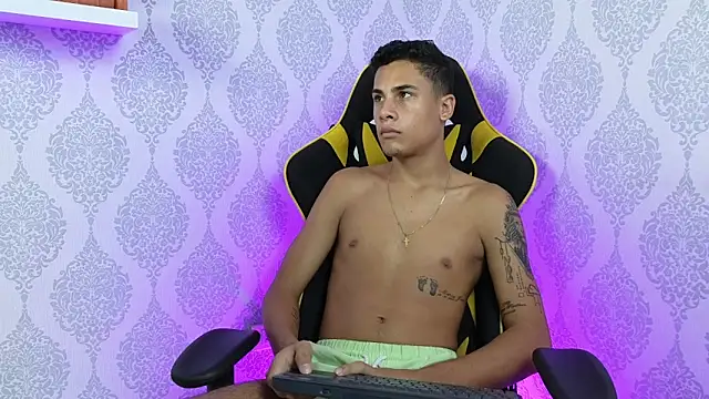 Snapshot of The_big_twink_x chatting on December 4, 7:22 pm The big twink x online show from December 4, 7:22 pm