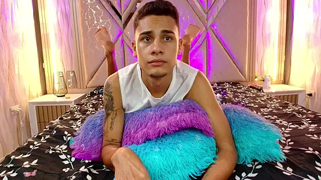 Snapshot of The_big_twink_x chatting on December 16, 8:47 pm The big twink x online show from December 16, 8:47 pm