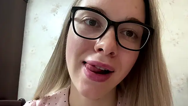 Snapshot of MichikoWienandt chatting on December 2, 5:35 am MichikoWienandt online show from December 2, 5:35 am