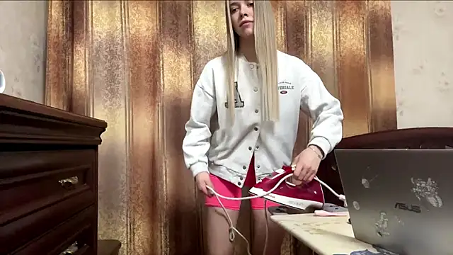 Snapshot of MichikoWienandt chatting on December 4, 5:50 am MichikoWienandt online show from December 4, 5:50 am