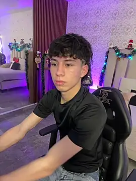 Snapshot of kaelwolf_tay chatting on December 2, 7:20 pm kaelwolf tay online show from December 2, 7:20 pm