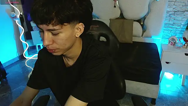 Snapshot of kaelwolf_tay chatting on December 14, 7:40 pm kaelwolf tay online show from December 14, 7:40 pm